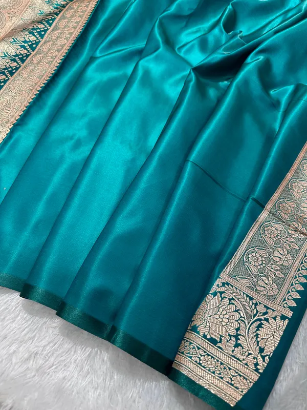 Rama_Green_Satin_Silk_Banarasi_Saree_With_Royal_Guldasta_Chakra_Border_And_Bold_Gold_Panna_Butis_Copy