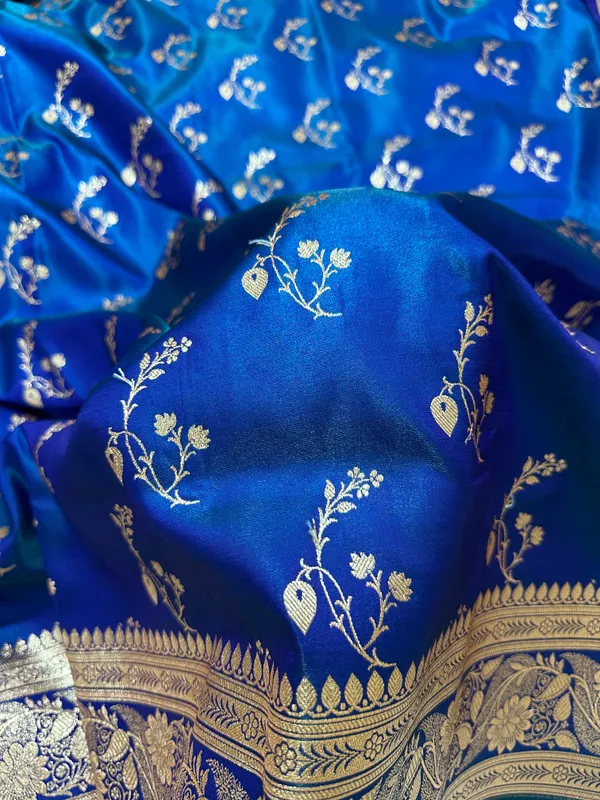 Peacock_Dual_Tone_Satin_Silk_Banarasi_Saree_With_Royal_Guldasta_Chakra_Border_And_Bold_Gold_Panna_Butis_Copy_Copy
