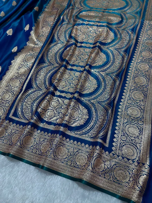 Royal_Peacock_Blue_Satin_Silk_Banarasi_Saree_With_Royal_Guldasta_Chakra_Border_And_Bold_Gold_Panna_Butis