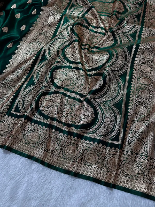 Classic_Bottle_Green_Satin_Silk_Banarasi_Saree_With_Royal_Guldasta_Chakra_Border_And_Bold_Gold_Panna_Butis
