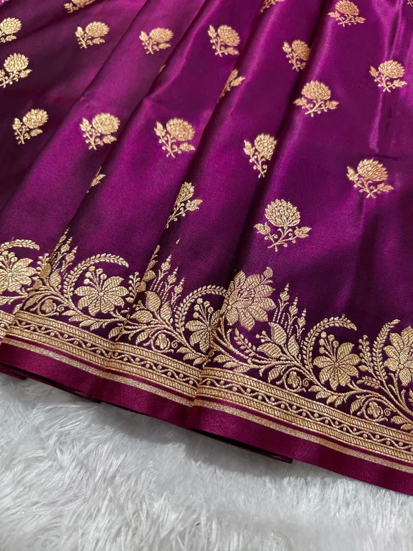 Wine_Satin_Silk_Banarasi_Saree_With_Delicate_Floral_Arch_Border_And_Full_Bloomed_Rose_Butis