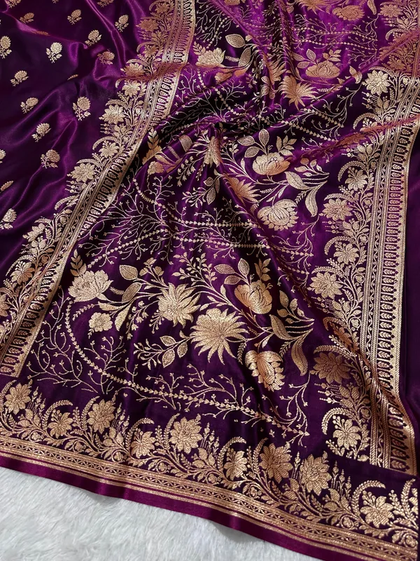Wine_Satin_Silk_Banarasi_Saree_With_Delicate_Floral_Arch_Border_And_Full_Bloomed_Rose_Butis