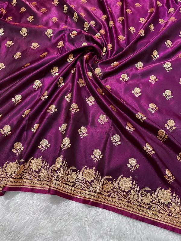 Wine_Satin_Silk_Banarasi_Saree_With_Delicate_Floral_Arch_Border_And_Full_Bloomed_Rose_Butis