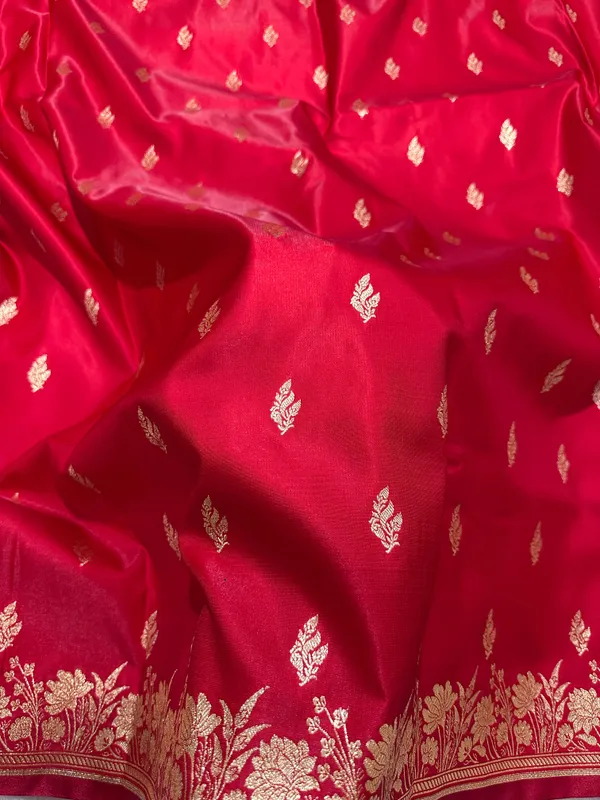 Crimson_Red_Satin_Silk_Banarasi_Saree_With_Delicate_Floral_Arch_Border_And_Bold_Gold_Panna_Butis