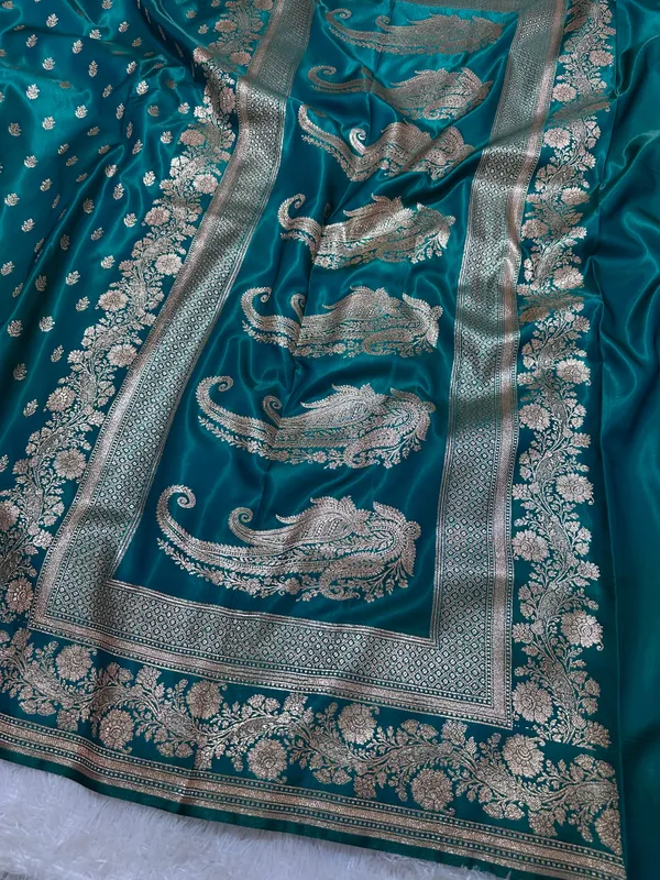 Elegant_Rama_Green_Satin_Silk_Banarasi_Saree_With_Delicate_Floral_Arch_Border_And_Full_Bloomed_Rose_Butis