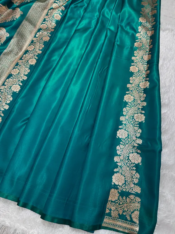 Elegant_Rama_Green_Satin_Silk_Banarasi_Saree_With_Delicate_Floral_Arch_Border_And_Full_Bloomed_Rose_Butis