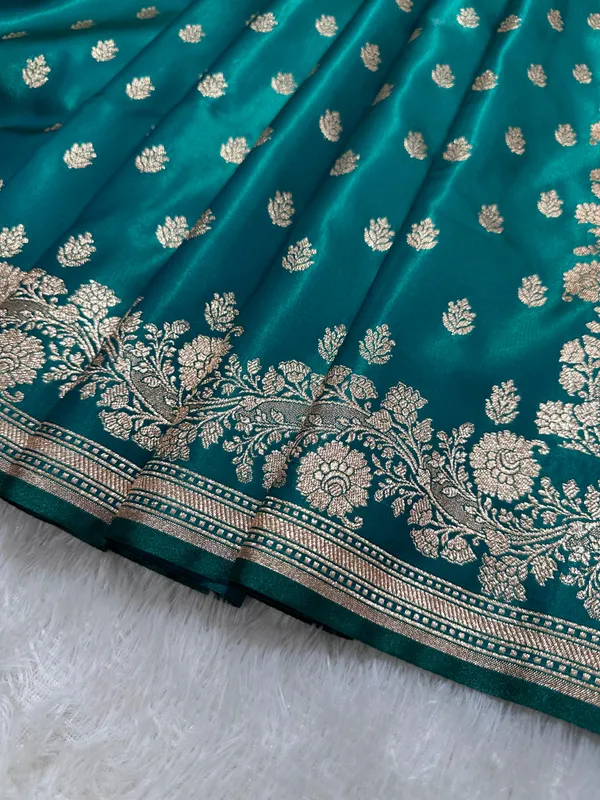 Elegant_Rama_Green_Satin_Silk_Banarasi_Saree_With_Delicate_Floral_Arch_Border_And_Full_Bloomed_Rose_Butis