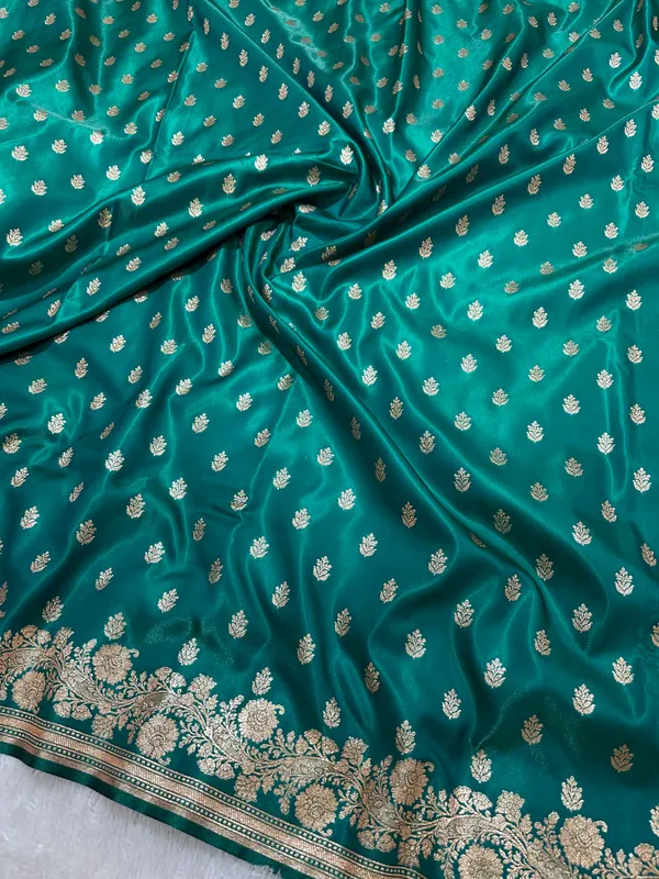 Elegant_Rama_Green_Satin_Silk_Banarasi_Saree_With_Delicate_Floral_Arch_Border_And_Full_Bloomed_Rose_Butis