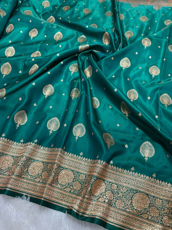 Elegant_Rama_Green_Satin_Silk_Banarasi_Saree_With_Royal_Meena_Floral_Border_And_Ornate_Peacock_Feather_Butis