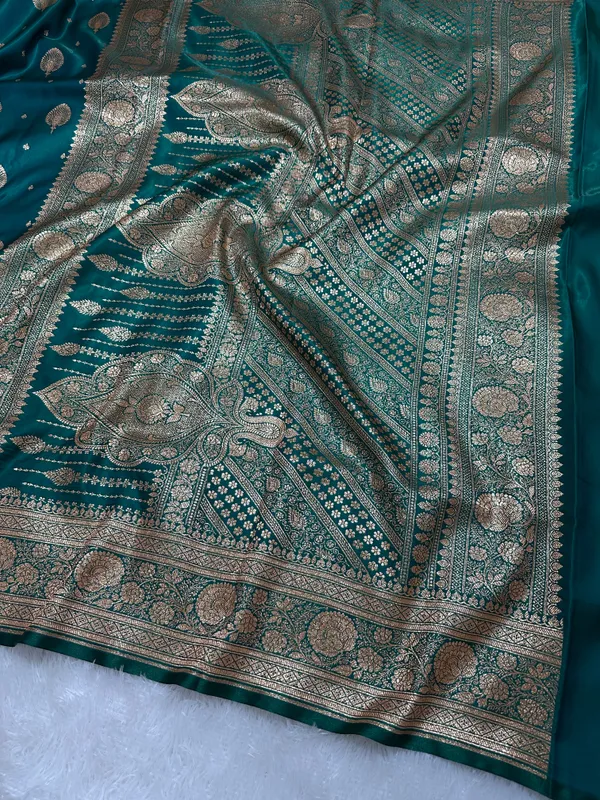 Elegant_Rama_Green_Satin_Silk_Banarasi_Saree_With_Royal_Meena_Floral_Border_And_Ornate_Peacock_Feather_Butis