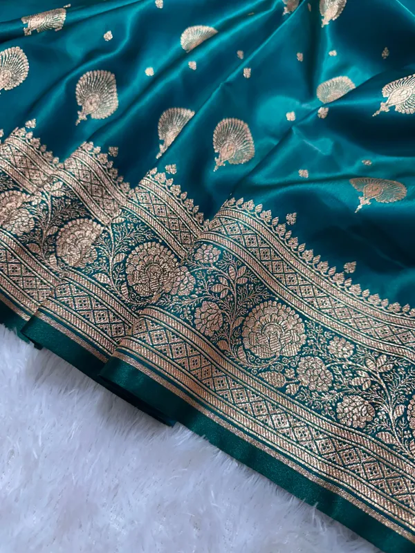 Elegant_Rama_Green_Satin_Silk_Banarasi_Saree_With_Royal_Meena_Floral_Border_And_Ornate_Peacock_Feather_Butis