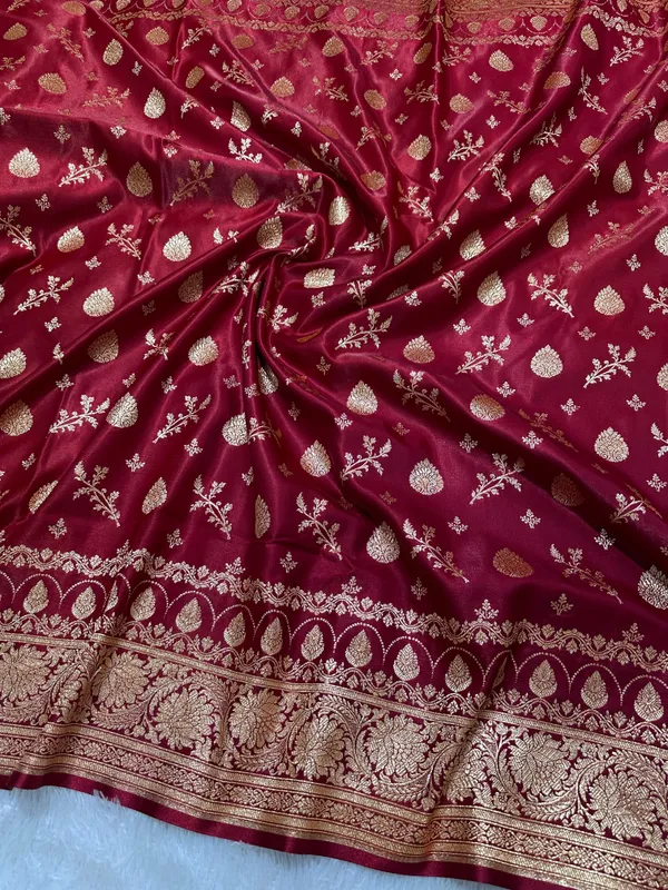 Bridal_Maroon_Satin_Silk_Banarasi_Saree_With_Royal_Floral_Jhallar_Border_And_Traditional_Kalka_Floral_Sprig_Body_Work