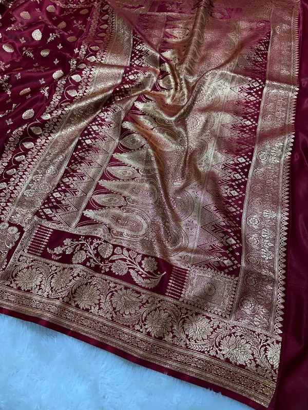 Bridal_Maroon_Satin_Silk_Banarasi_Saree_With_Royal_Floral_Jhallar_Border_And_Traditional_Kalka_Floral_Sprig_Body_Work