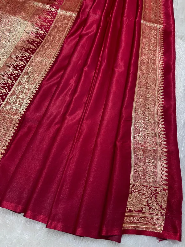Bridal_Maroon_Satin_Silk_Banarasi_Saree_With_Royal_Floral_Jhallar_Border_And_Traditional_Kalka_Floral_Sprig_Body_Work