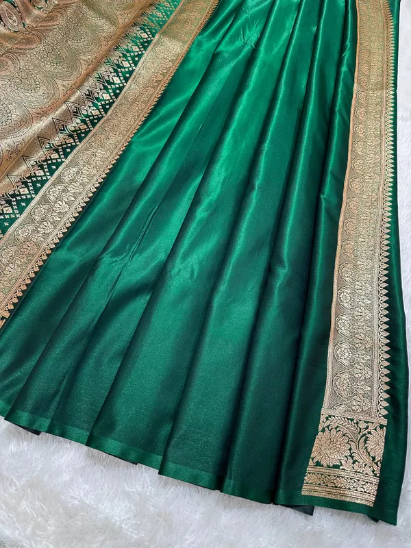 Elegant_Bottle_Green_Satin_Silk_Banarasi_Saree_With_Royal_Floral_Jhallar_Border_And_Royal_Peacock_Paisley_Butis