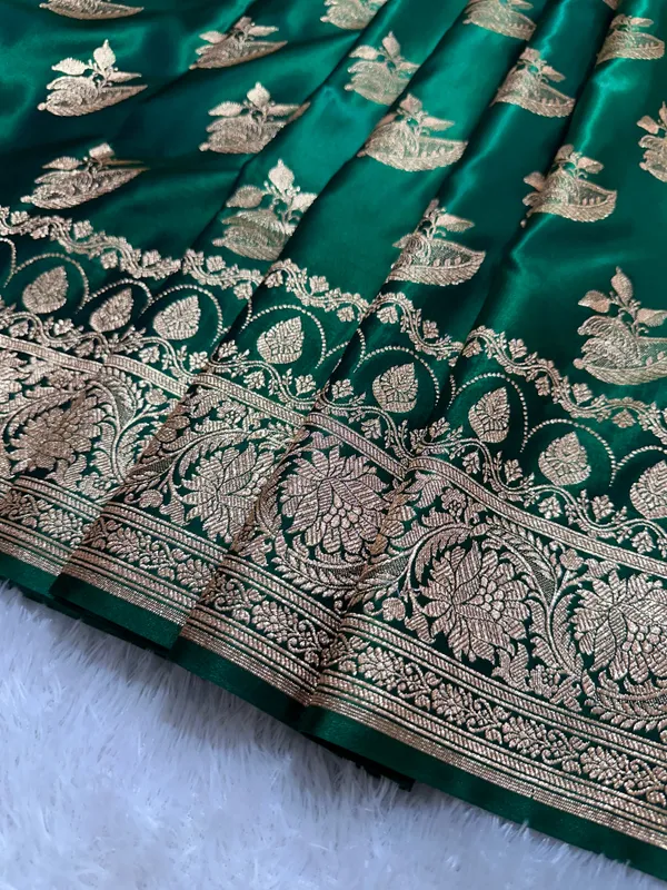 Elegant_Bottle_Green_Satin_Silk_Banarasi_Saree_With_Royal_Floral_Jhallar_Border_And_Royal_Peacock_Paisley_Butis