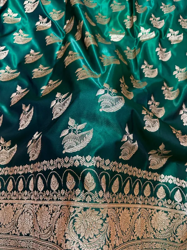 Elegant_Bottle_Green_Satin_Silk_Banarasi_Saree_With_Royal_Floral_Jhallar_Border_And_Royal_Peacock_Paisley_Butis