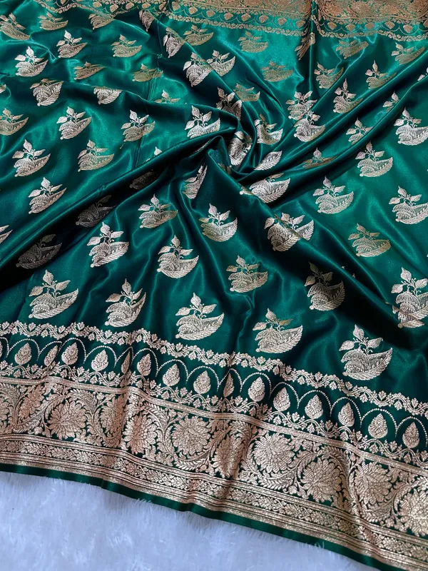 Elegant_Bottle_Green_Satin_Silk_Banarasi_Saree_With_Royal_Floral_Jhallar_Border_And_Royal_Peacock_Paisley_Butis
