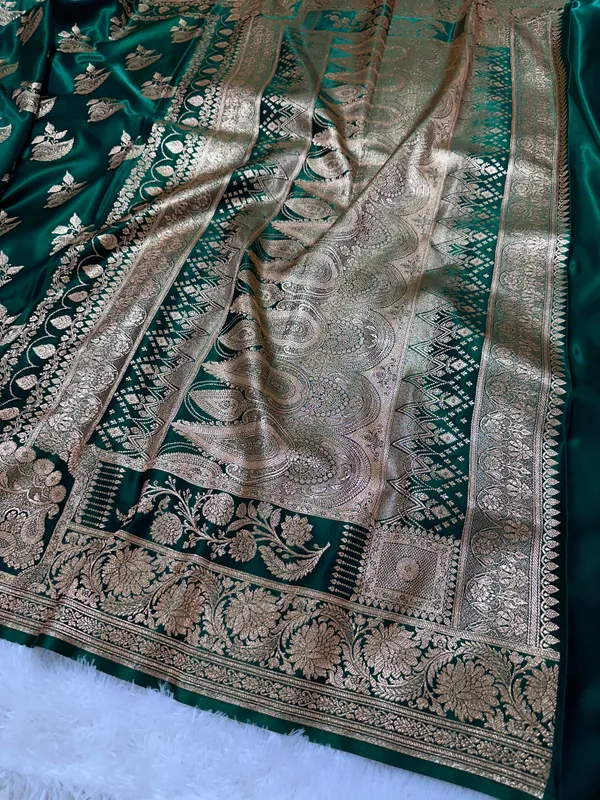 Elegant_Bottle_Green_Satin_Silk_Banarasi_Saree_With_Royal_Floral_Jhallar_Border_And_Royal_Peacock_Paisley_Butis