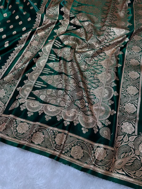Elegant_Bottle_Green_Satin_Silk_Banarasi_Saree_With_Royal_Meena_Floral_Border_And_Traditional_Diamond_Kalka_Butis