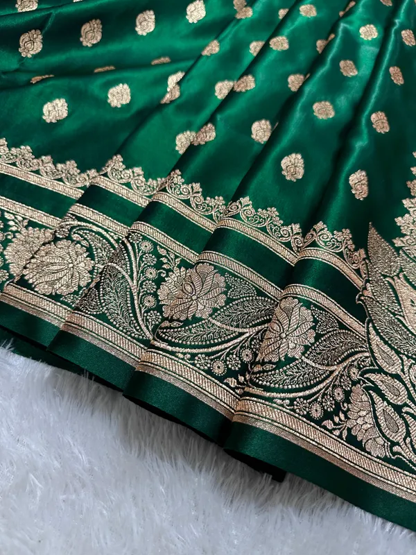 Elegant_Bottle_Green_Satin_Silk_Banarasi_Saree_With_Royal_Meena_Floral_Border_And_Traditional_Diamond_Kalka_Butis