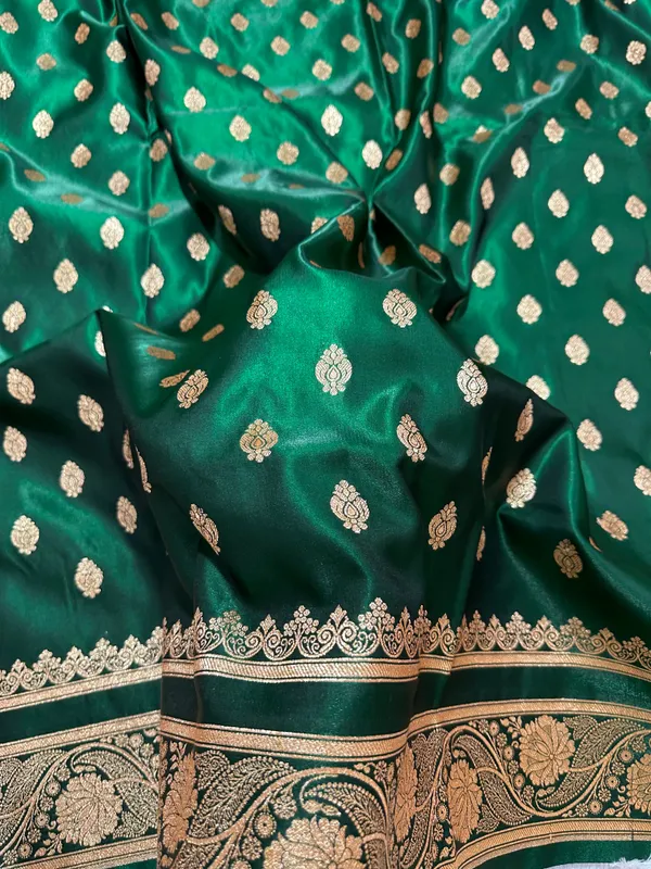 Elegant_Bottle_Green_Satin_Silk_Banarasi_Saree_With_Royal_Meena_Floral_Border_And_Traditional_Diamond_Kalka_Butis