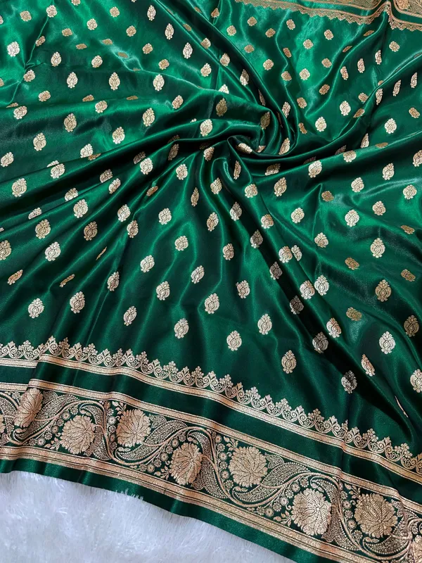Elegant_Bottle_Green_Satin_Silk_Banarasi_Saree_With_Royal_Meena_Floral_Border_And_Traditional_Diamond_Kalka_Butis