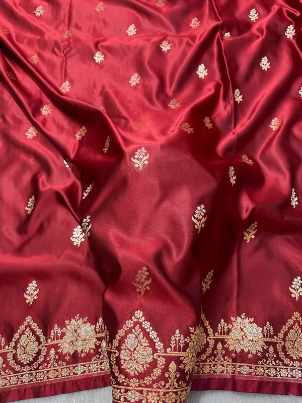 Elegant_Maroon_Katan_Silk_Banarasi_Saree_With_Delicate_Floral_Arch_Border_And_Full_Bloomed_Rose_Butis