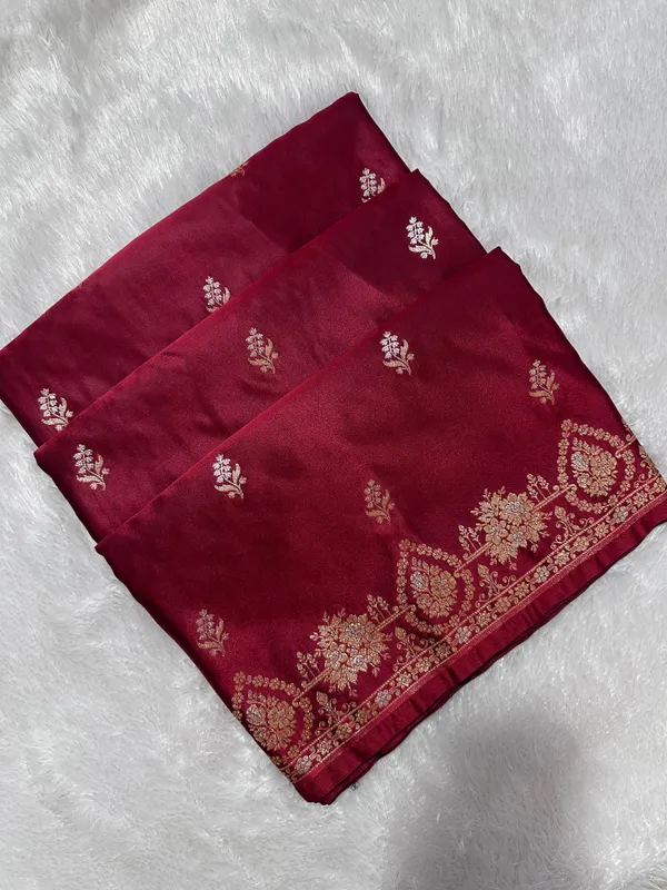 Elegant_Maroon_Katan_Silk_Banarasi_Saree_With_Delicate_Floral_Arch_Border_And_Full_Bloomed_Rose_Butis
