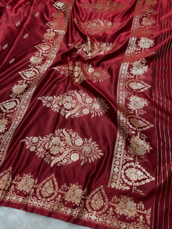 Elegant_Maroon_Katan_Silk_Banarasi_Saree_With_Delicate_Floral_Arch_Border_And_Full_Bloomed_Rose_Butis