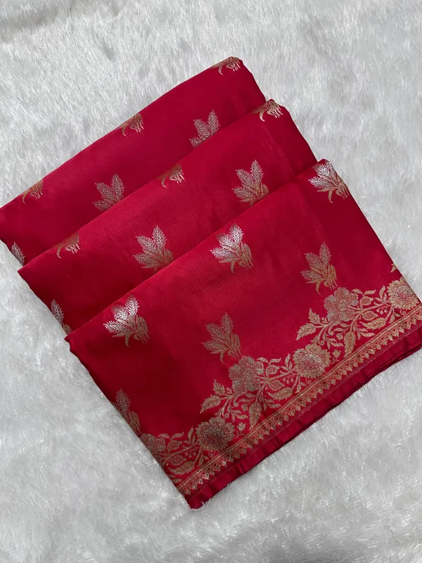 Elegant_Tomato_Red_Katan_Silk_Banarasi_Saree_With_Delicate_Floral_Arch_Border_And_Traditional_Bouquet_Leaf_Butis