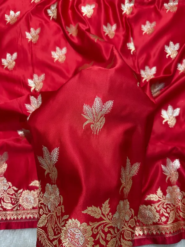 Elegant_Tomato_Red_Katan_Silk_Banarasi_Saree_With_Delicate_Floral_Arch_Border_And_Traditional_Bouquet_Leaf_Butis
