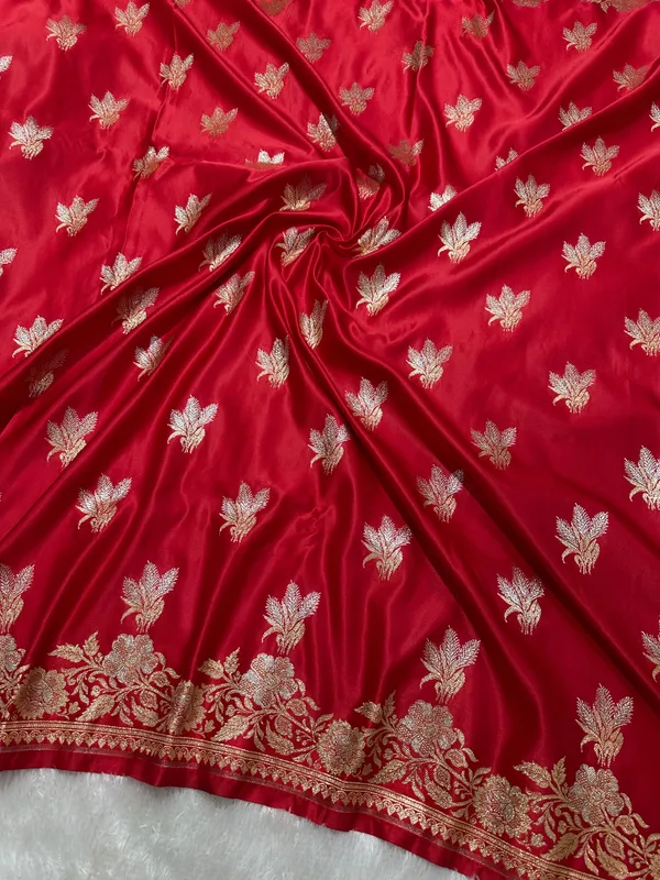 Elegant_Tomato_Red_Katan_Silk_Banarasi_Saree_With_Delicate_Floral_Arch_Border_And_Traditional_Bouquet_Leaf_Butis