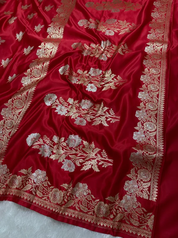 Elegant_Tomato_Red_Katan_Silk_Banarasi_Saree_With_Delicate_Floral_Arch_Border_And_Traditional_Bouquet_Leaf_Butis