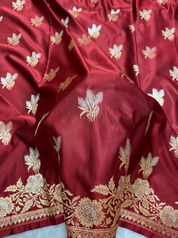 Elegant_Maroon_Katan_Silk_Banarasi_Saree_With_Delicate_Floral_Arch_Border_And_Traditional_Bouquet_Leaf_Butis