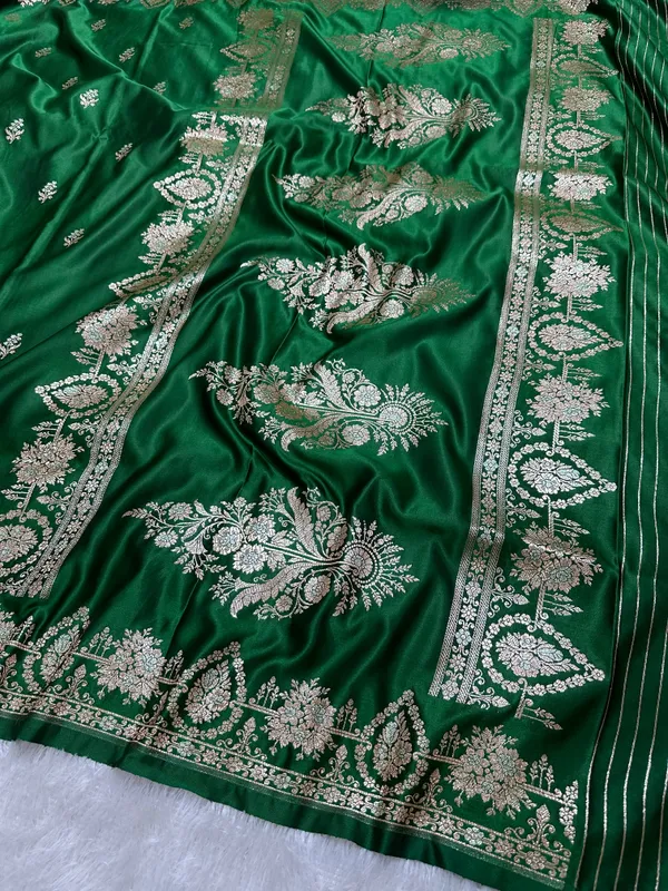 Elegant_Leaf_Green_Katan_Silk_Banarasi_Saree_With_Delicate_Floral_Arch_Border_And_Full_Bloomed_Rose_Butis