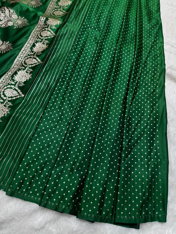 Elegant_Leaf_Green_Katan_Silk_Banarasi_Saree_With_Delicate_Floral_Arch_Border_And_Full_Bloomed_Rose_Butis