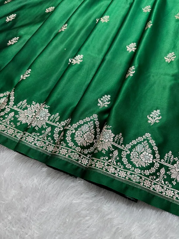 Elegant_Leaf_Green_Katan_Silk_Banarasi_Saree_With_Delicate_Floral_Arch_Border_And_Full_Bloomed_Rose_Butis