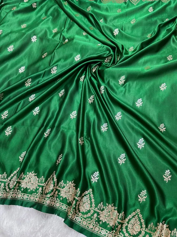 Elegant_Leaf_Green_Katan_Silk_Banarasi_Saree_With_Delicate_Floral_Arch_Border_And_Full_Bloomed_Rose_Butis
