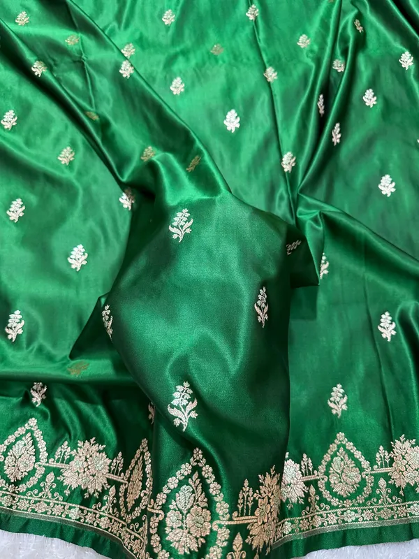 Elegant_Leaf_Green_Katan_Silk_Banarasi_Saree_With_Delicate_Floral_Arch_Border_And_Full_Bloomed_Rose_Butis