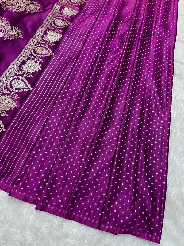 Elegant_Purple_Katan_Silk_Banarasi_Saree_With_Delicate_Floral_Arch_Border_And_Full_Bloomed_Rose_Butis