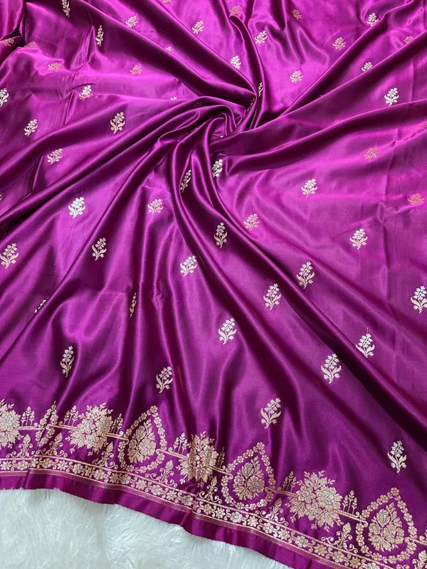 Elegant_Purple_Katan_Silk_Banarasi_Saree_With_Delicate_Floral_Arch_Border_And_Full_Bloomed_Rose_Butis