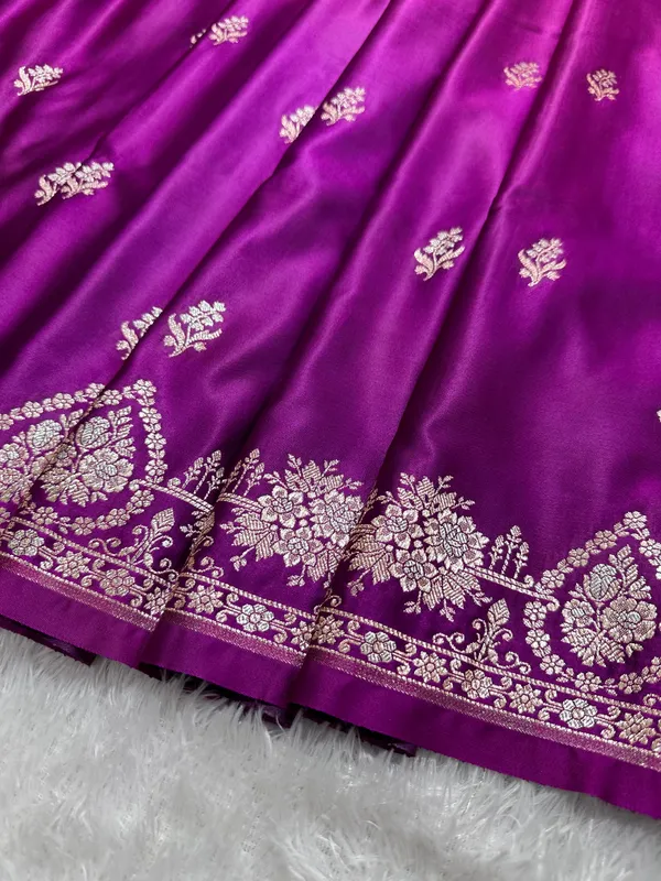 Elegant_Purple_Katan_Silk_Banarasi_Saree_With_Delicate_Floral_Arch_Border_And_Full_Bloomed_Rose_Butis