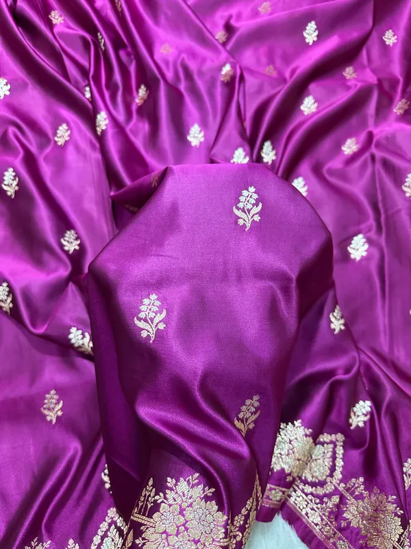 Elegant_Purple_Katan_Silk_Banarasi_Saree_With_Delicate_Floral_Arch_Border_And_Full_Bloomed_Rose_Butis