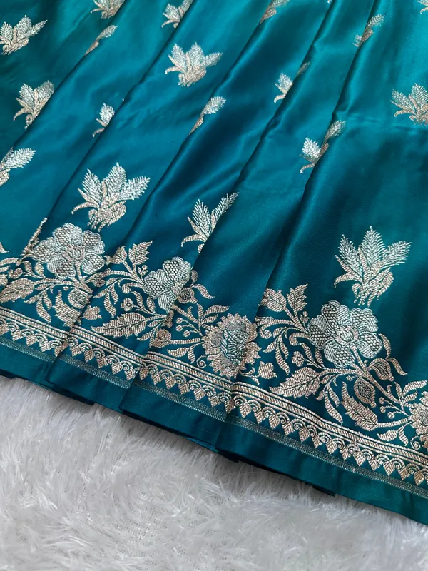 Premium_Peacock_Blue_Katan_Silk_Banarasi_Saree_With_Delicate_Floral_Arch_Border_And_Traditional_Bouquet_Leaf_Butis