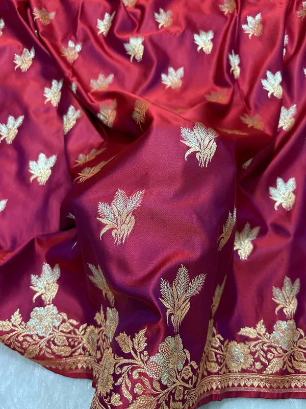 Elegant_Wine_Purple_Katan_Silk_Banarasi_Saree_With_Delicate_Floral_Arch_Border_And_Traditional_Bouquet_Leaf_Butis