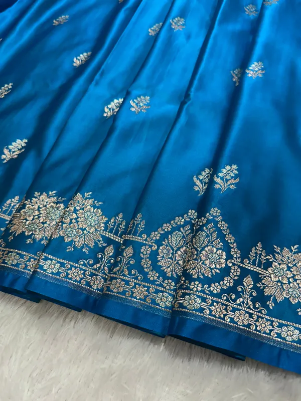Elegant_Royal_Cerulean_Blue_Katan_Silk_Banarasi_Saree_With_Delicate_Floral_Arch_Border_And_Full_Bloomed_Rose_Butis