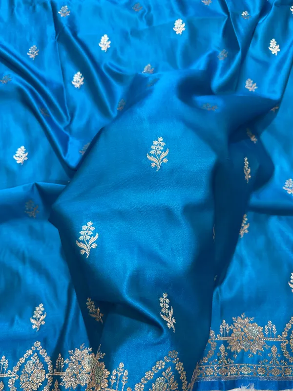 Elegant_Royal_Cerulean_Blue_Katan_Silk_Banarasi_Saree_With_Delicate_Floral_Arch_Border_And_Full_Bloomed_Rose_Butis