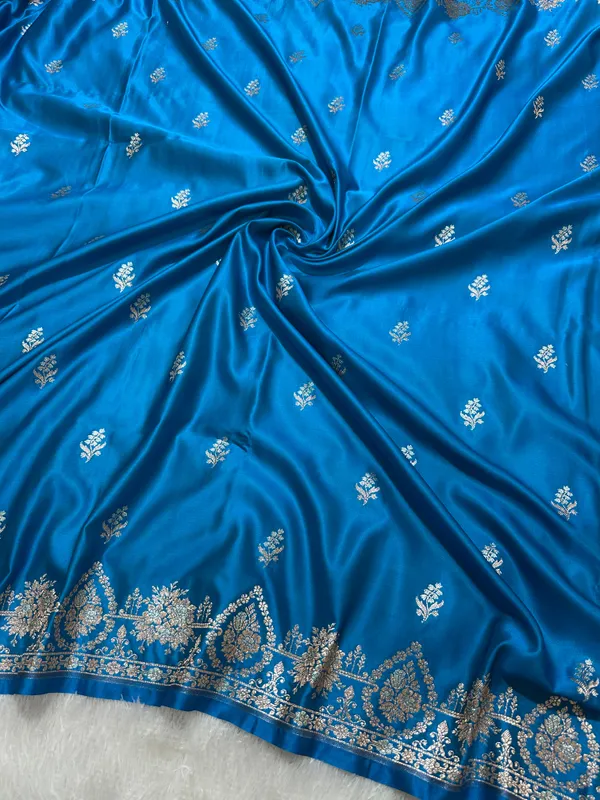 Elegant_Royal_Cerulean_Blue_Katan_Silk_Banarasi_Saree_With_Delicate_Floral_Arch_Border_And_Full_Bloomed_Rose_Butis