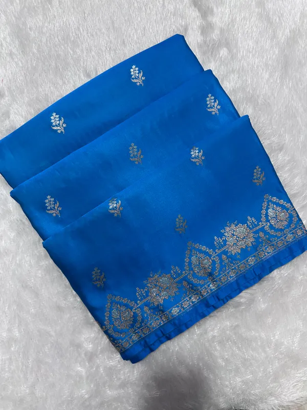 Elegant_Royal_Cerulean_Blue_Katan_Silk_Banarasi_Saree_With_Delicate_Floral_Arch_Border_And_Full_Bloomed_Rose_Butis